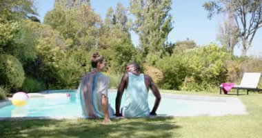 Çeşitli çiftler havuz başında oturup güneşli bir günün tadını çıkarıyorlar, evde, fotokopi çekiyorlar. Beyaz kadın kahverengi saçlı, Afro-Amerikan adam güneş gözlüğü takıyor, değişmemiş, ağır çekim.