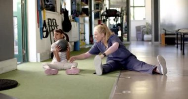 Serebral felçli, rehabilitasyon seansında engelli bir kıza yardım etmek, terapist. fizyoterapi, sağlık hizmeti, terapi, destek, yardım, fizik tedavi, değişmemiş, yavaş çekim