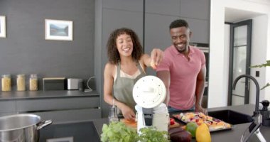 Taze sebzelerle sağlıklı yemek hazırlamak, modern mutfakta birlikte yemek pişirmek. Sağlıklı beslenme, yemek hazırlama, ev, aşçılık