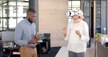 VR kulaklık, kadın sanal çevreyle etkileşim, erkek tablet tutuyor. Sanal gerçeklik, teknoloji, yenilik, etkileşim, dijital, fütüristik