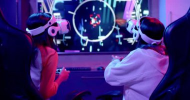 VR kulaklıklar ve oyun kontrolörleri kullanarak genç kızlar sanal gerçeklik oyunlarını seviyorlar. eğlence, teknoloji, eğlence, etkileşimli, sürükleyici, heyecan