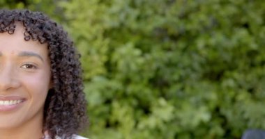 Okulda, çocuk masa başında kitaplarla ders çalışıyor, ödevlerine konsantre oluyor. Eğitim, öğrenme, çocukluk, konsantrasyon