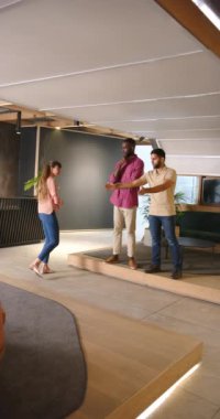 Dikey video: Proje detaylarını tartışmak, çeşitli meslektaşların modern ofis alanında işbirliği yapması. Takım çalışması, işbirliği, iş, çeşitlilik, toplantı, beyin fırtınası