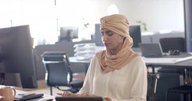 Klavyede daktilo, ofiste masa başında işine odaklanan bir iş kadını. kurumsal, konsantrasyon, profesyonel, üretkenlik