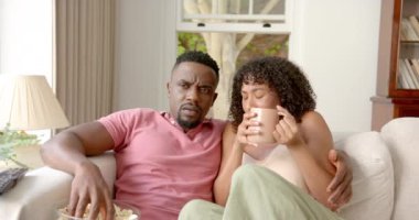 Kanepede oturmak, patlamış mısır yiyip kahve içmek, birlikte vakit geçirmek. Boş zaman, rahatlama, birliktelik, kaynaşma, atıştırma, içkiler.