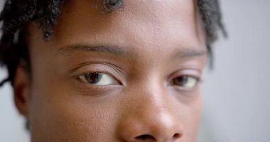 Odaklanmış gözleri olan, doğrudan kameraya bakan birinin yakın çekimi. İfade, portre, yoğunluk, duygu, bakış, konsantrasyon