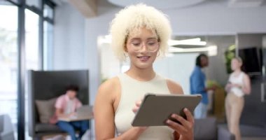 Modern ofiste işbirliği yapan meslektaşlar sanal gerçeklik kulaklığını tartışıyorlar. İş, takım çalışması, teknoloji, yenilik, toplantı, şirket