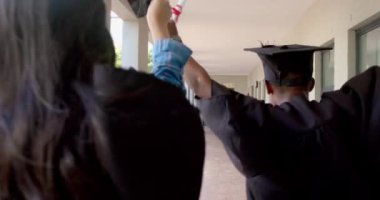 Mezunlar lisede başarılarını kutluyorlar. Değişik kepler ve elbiseler giyen öğrenciler başarının ve parlak bir geleceğin, ağır çekimin göstergesi..