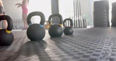 Spor salonunun zeminine dizilmiş kettlebell 'ler, bayan fitness antrenmanı için hazırlar, fotokopi alanı. egzersiz, güç, eğitim, ağırlık, sağlık, dayanıklılık