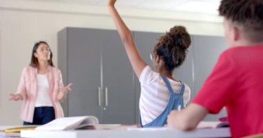 Genç melez bir kadın lisede öğretmenlik yapıyor. Öğrenciler bu dersi parlak bir lise ortamında, ağır çekimde alıyorlar..