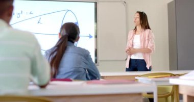 Genç melez bir kadın lisede bir sınıfta öğretmenlik yapıyor. Bir matematik dersi sırasında öğrencilerle takılıyor, ağır çekimde..