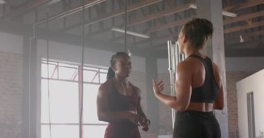 Egzersiz rutini, spor kıyafetleri giyen iki kadın. Fitness, egzersiz, eğitim, sağlık, motivasyon, güç