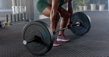 Ağır halter kaldırmak, spor salonundaki kadın güç antrenmanına odaklanıyor. Spor, egzersiz, halter, vücut geliştirme, atlet, ağırlık kaldırma