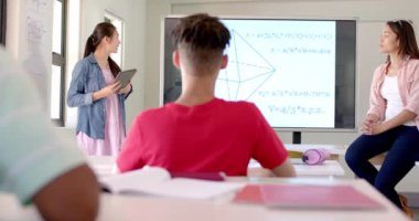 Genç melez bir kadın lisede öğretmenlik yapıyor. Çeşitli öğrenciler lisede matematik dersi alıyorlar, ağır çekimde..