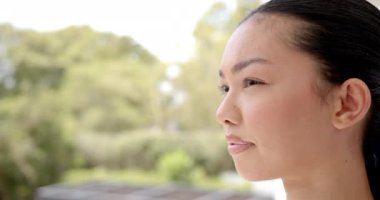 Uzağa bakıyorum, gülümseyen kadın huzurlu bir açık hava anının tadını çıkarıyorum, kopyalama alanı. Doğa, rahatlama, mutluluk, sükunet, dinginlik, sükunet, açık hava, değişmemiş, yavaş çekim