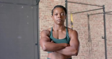 Halter kaldırmak, kadınlar spor salonunda halter egzersizleri yapmak, dayanıklılık kazanmak. Fitness, egzersiz, eğitim, sağlık, vücut geliştirme, güç