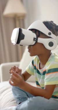 Dikey video: Çocuk sanal gerçekliği keşfederken VR kulaklık kullanıyor. teknoloji, oyun, eğlence, sürükleyici, dijital, yenilik