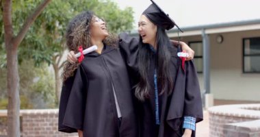 Mezuniyet günü neşesi, tanımlanamayan bir genç kız ve fotokopi alanı olan Asyalı bir genç kız için. Akademik başarıları kutlarken, lisede ağır çekimde kep ve cüppelerle poz verirler..