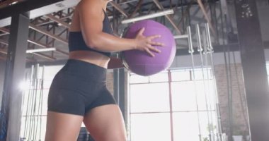 Mor tıp topu tutan, spor salonunda spor yapan bir kadın. egzersiz, egzersiz, sağlık, güç, atlet, spor