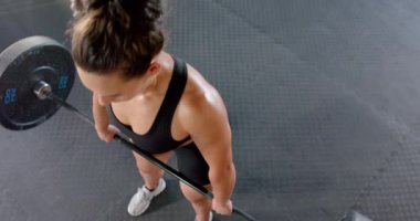 Halter kaldırma, spor salonunda ağırlık kaldırma egzersizi yapan bir kadın. Fitness, egzersiz, halter, sporcu, kas, ağırlık kaldırma