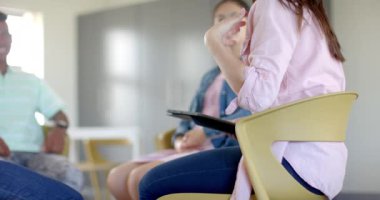 Çeşitli öğrenciler lisede bir tartışmaya girerler. Çift ırklı erkekler ve kızlar bir projede işbirliği yapıyor, takım çalışmasını ve öğrenmeyi teşvik ediyor, yavaş çekim.
