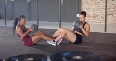 Egzersiz yaparken, spor salonunda mekik çeken iki kadın spor salonuna odaklanıyor. egzersiz, egzersiz, eğitim, sağlık, sağlık, takım çalışması