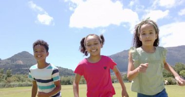 Güneşli bir okul gününde üç melez çocuk gülümseyip dışarı koşuyor. 9 yaşında bir kız başrolde, 10 yaşında bir kız ve 8 yaşında bir oğlan hiç değişmeden, oyuncu bir anda başroldeler.