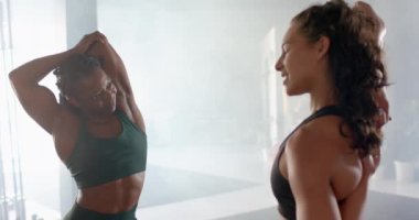Esneme ve sohbet, spor salonunda spor kıyafeti giyen iki kadın, formda kalmak. Fitness, egzersiz, spor, aktif giyim, eğitim, sağlıklı