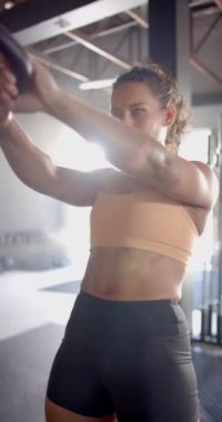 Dikey video: Yoğun egzersiz, spor sutyen giyen kadın, spor yapmaya odaklanıyor. Fitness, egzersiz, eğitim, aktif, sağlık, güç