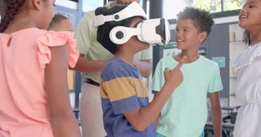 Çeşitli çocuklar bir sınıfta bir okul etkinliğine katılıyorlar. Merak ve takım çalışması sergilerler. Bir sınıf ortamında, ağır çekimde..