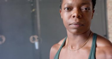 Spor kıyafetleri giymiş, kameraya özgüvenle bakan, fotokopi çeken bir kadın. Fitness, egzersiz, aktif, kendine güven, eğitim, atletizm