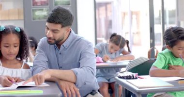 Çift ırklı kız, öğretmeniyle sınıfta beşlik çakmaktan hoşlanıyor. Bir sınıf aktivitesi sırasında keyifli bir anı paylaşıyorlar, ağır çekim..