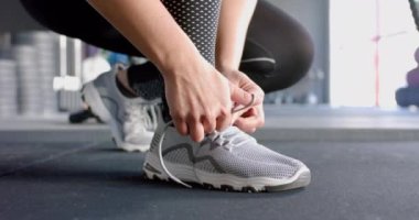 Ayakkabı bağcıkları bağlamak, spor salonunda antrenman yapmaya hazırlanan kadın spor ayakkabıları giymek. Fitness, spor, egzersiz, hazırlık, eğitim, aktif