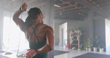 Spor salonunda esneme, spor giyim sektöründe formda bir kadın fitness ve esnekliğe odaklanma, kopyalama alanı. Egzersiz, egzersiz, aktif giysi, sağlık.