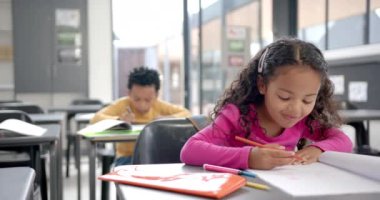 Okulda, sınıfta fotokopi çekilen resimlere odaklanan melez bir kız vardı. Arkasında, onu izleyen Afrikalı bir Amerikalı çocuk var. Etrafı matematik işaretleriyle çevrili, değişmemiş, ağır çekimde..