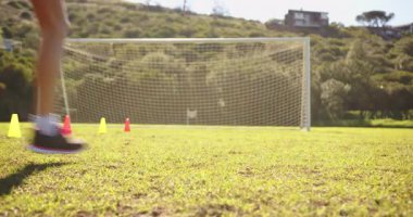 Futbol oynarken, kızlar antrenman sırasında sahada kaleye doğru koşarken. Spor, takım çalışması, açık hava, kızlar, egzersiz, eğitim