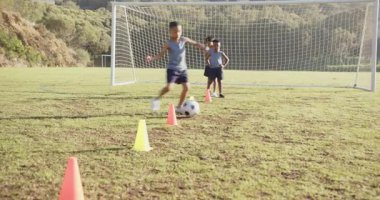 Futbol antrenmanları, sahada külahlarla antrenman yapan çocuklar ve okulda gol. Spor, egzersiz, antrenman, takım çalışması, gençlik, pratik