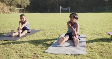 Yoga minderlerine uzanmak, çocuklar beden eğitimi dersinde dışarıda egzersiz yapmak. Fitness, egzersiz, sağlık, fiziksel aktivite