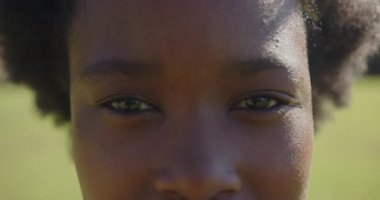 Kişinin yüzüne yakın çekim yapmak, gözleri ve ifadeyi vurgulamak. İfadeler, duygular, portre, yakın çekim, insan, bakış