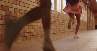 Okul koridorunda koşmak, sınıfa giden sırt çantalı öğrenciler, kopyalama alanı. Eğitim, koşuşturma, hareket, akademi, enerji, öğrenme