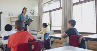 Öğrencilerle ilgilenmek, okulda öğretmenlik yapmak interaktif öğrenmeyi teşvik etmek. Eğitim, öğretim, etkileşim, katılım, akademik, akıl hocası