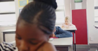 Okulda, masada, elinde not defteri ve elmayla hayal kuran bir kız vardı. Eğitim, okula dönüş, öğrenme, çocukluk, öğrenci, okul malzemeleri