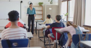 Sınıfta öğrencilerle ilgilenmek, öğretmenlerin okulda interaktif öğrenimi teşvik etmesi. Eğitim, öğretim, etkileşim, katılım, akademik, öğretim