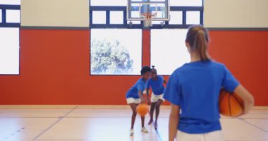 Okulun spor salonunda basketbol oynamak, kızlar basketbol antrenmanı yapmak, fotokopi çekmek. Spor, takım çalışması, antrenman, kızlar, egzersiz, spor