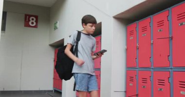 Dolap açıyorum, koridordaki çocuk kitapları ve malzemeleri düzenliyor. Eğitim, öğrenci