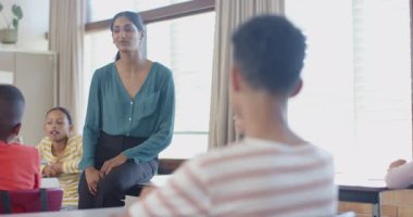 Okul sınıfındaki öğrencilerle ilgilenmek, öğretmenlerin olumlu etkileşimleri teşvik etmesi. Eğitim, öğretim, öğrenme, katılım, danışmanlık, akademisyenler