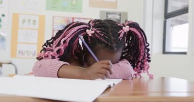 Sınıfta, Afrikalı Amerikalı kız masada dinleniyor, yorgun görünüyor, okulda. Yorgunluk, yorgunluk, okul, eğitim, kız, stres