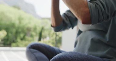 Balkonda meditasyon yapmak, huzur dolu bir ortamda farkındalık tatbikatı yapmak. Meditasyon, sükunet, dinginlik, rahatlama, sağlık, doğa.