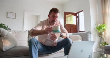 Üst düzey bir adam evdeki ön kapıdan günlük gömleğiyle giriyor. Yaşam tarzı, kapı aralığı, giriş, ev içi