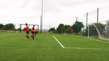 Futbolcular sahada antrenman yapıyor, antrenman sırasında köşe vuruşuna hazırlanıyorlar. Futbol, spor, takım çalışması, rekabet, aktif, açık hava